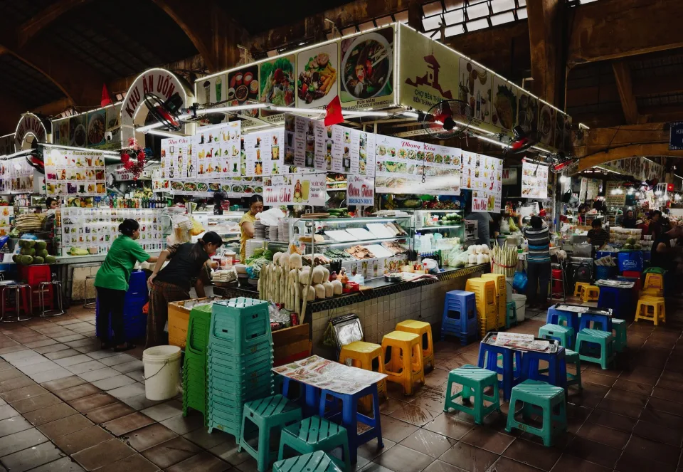 Khách dùng bữa vui vẻ
