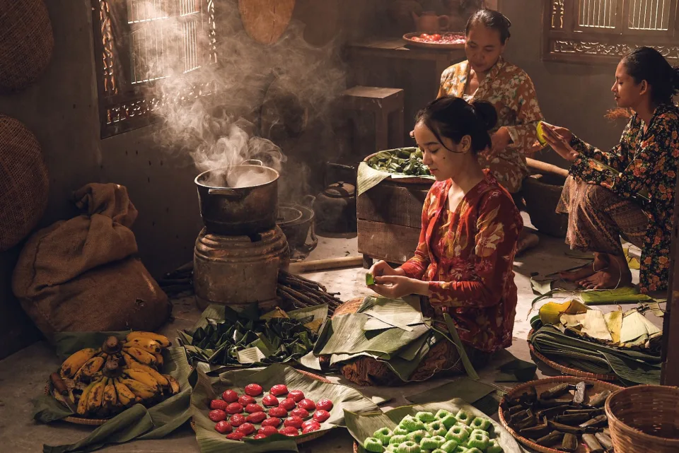 Kệ gia vị và chén đũa
