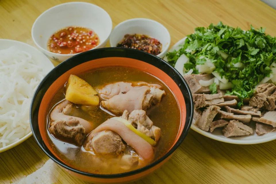 Bàn ăn ấm cúng tại Nguyễn Tấn Phong